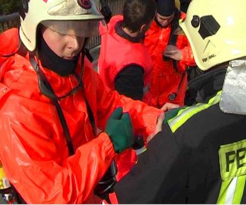 Kamerad der FF Bornim beim Anlegen des Schutzanzuges